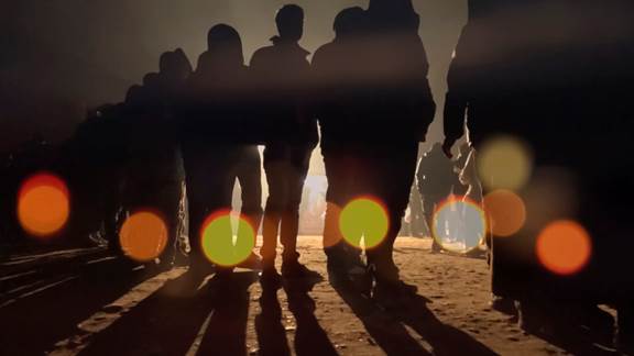 說(shuō)明: Macintosh HD:Users:chendong:Desktop:張乾琦 工作坊:工作坊:官方作品:中文圖說(shuō):AZMA:5. 張乾琦，“AZMA”視頻截圖，2017 .jpg