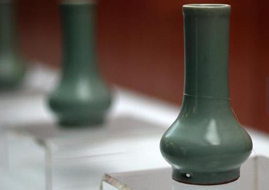 南宋，龍泉窯，粉青釉鼓腹瓶 