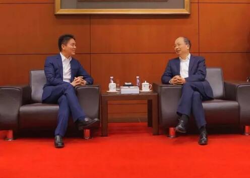 中國工商銀行董事長易會滿和京東集團董事局主席兼首席執(zhí)行官劉強東見證了雙方合作協(xié)議的簽署。 