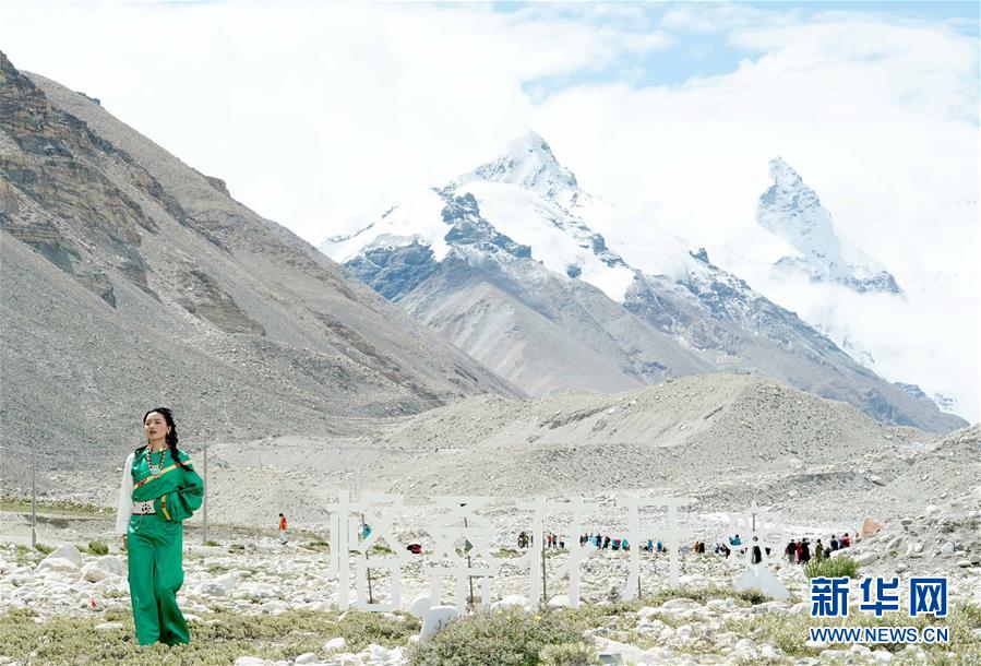 （文化）（5）“格?；ㄩ_”西藏民族服飾秀亮相珠峰大本營