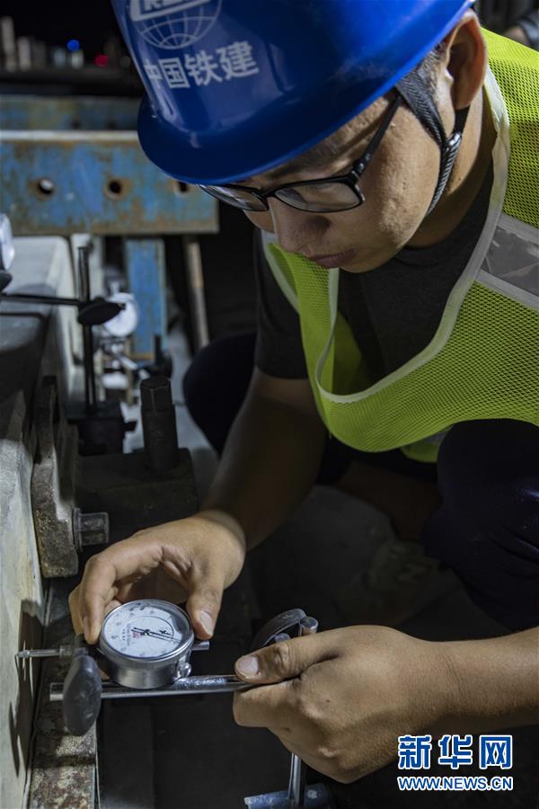 （經(jīng)濟）（7）昌贛高鐵首段無砟軌道鋪通