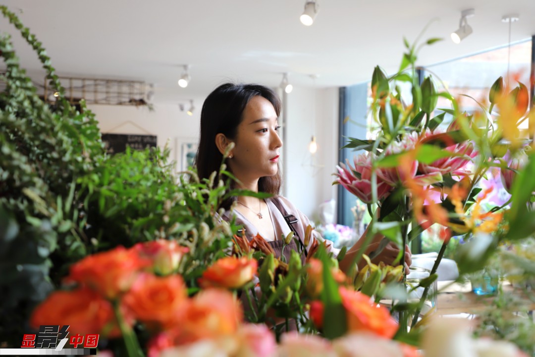 每天和花打交道是一個(gè)幸福的職業(yè)，但同時(shí)也充滿壓力和挑戰(zhàn)，“花在呈現(xiàn)給客人的那一瞬間是美好的，但前面的每一個(gè)步驟都是很辛苦的。”王黎媛說，花藝是最原始的手工藝產(chǎn)品，沒有辦法機(jī)械化、流程化和規(guī)?；仨氁秒p手一點(diǎn)點(diǎn)地賦予其生命和美感。圖為王黎媛在挑選制作花束的鮮花。新華網(wǎng) 周亞平/攝 念新洪/文