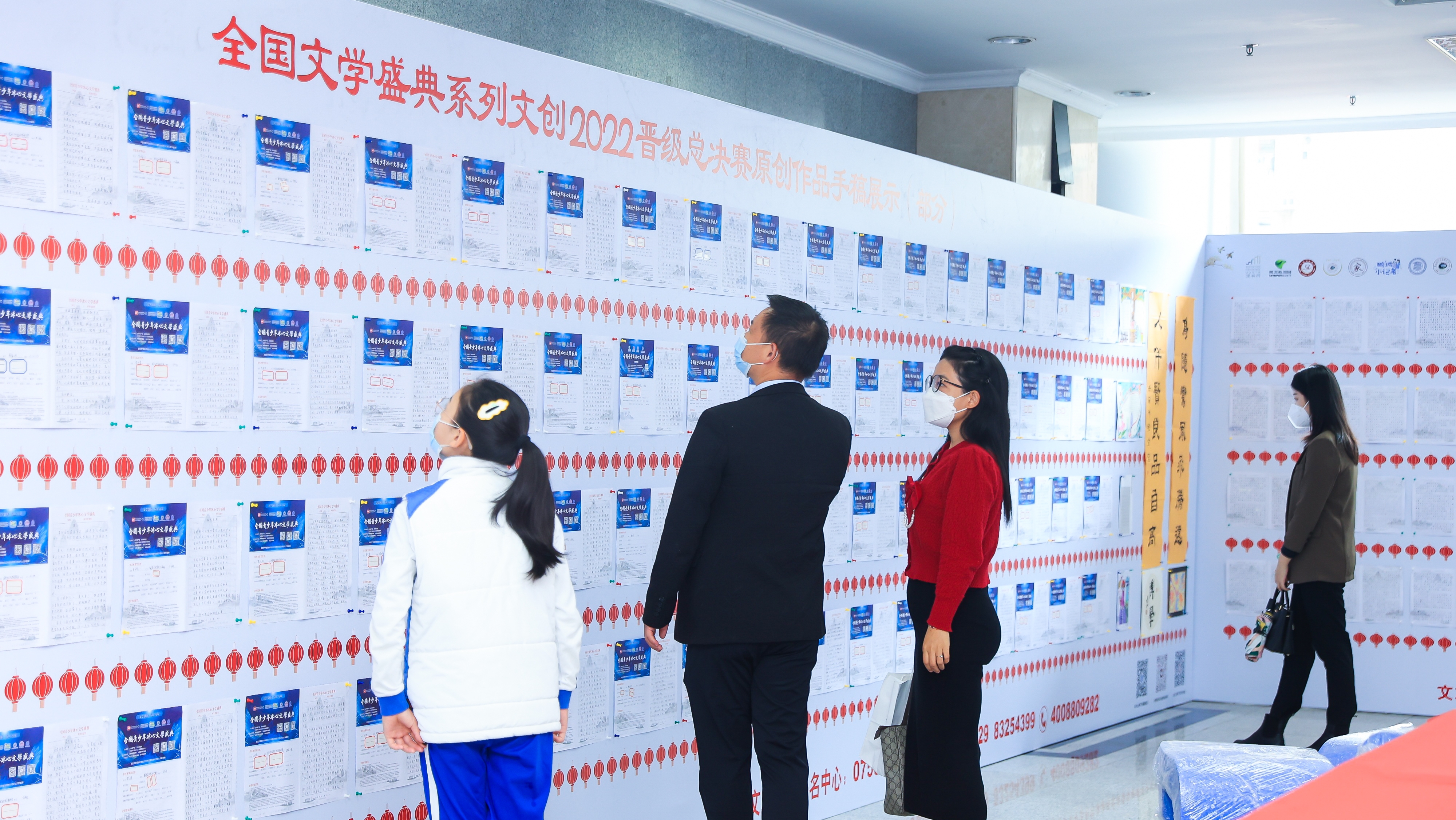 與會的領(lǐng)導(dǎo)嘉賓、師生文友共同走進(jìn)全國文學(xué)盛典年度慶典現(xiàn)場展示區(qū)